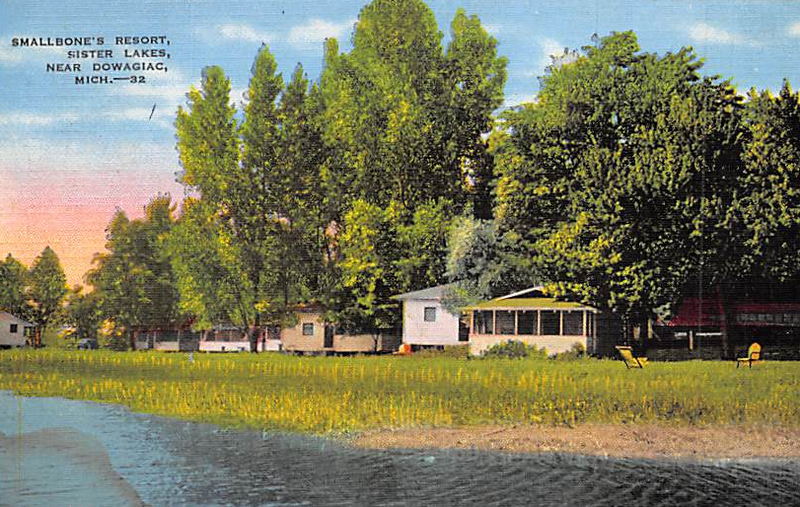 Maplewood Resort (Smallbones Resort) - Vintage Postcard (newer photo)